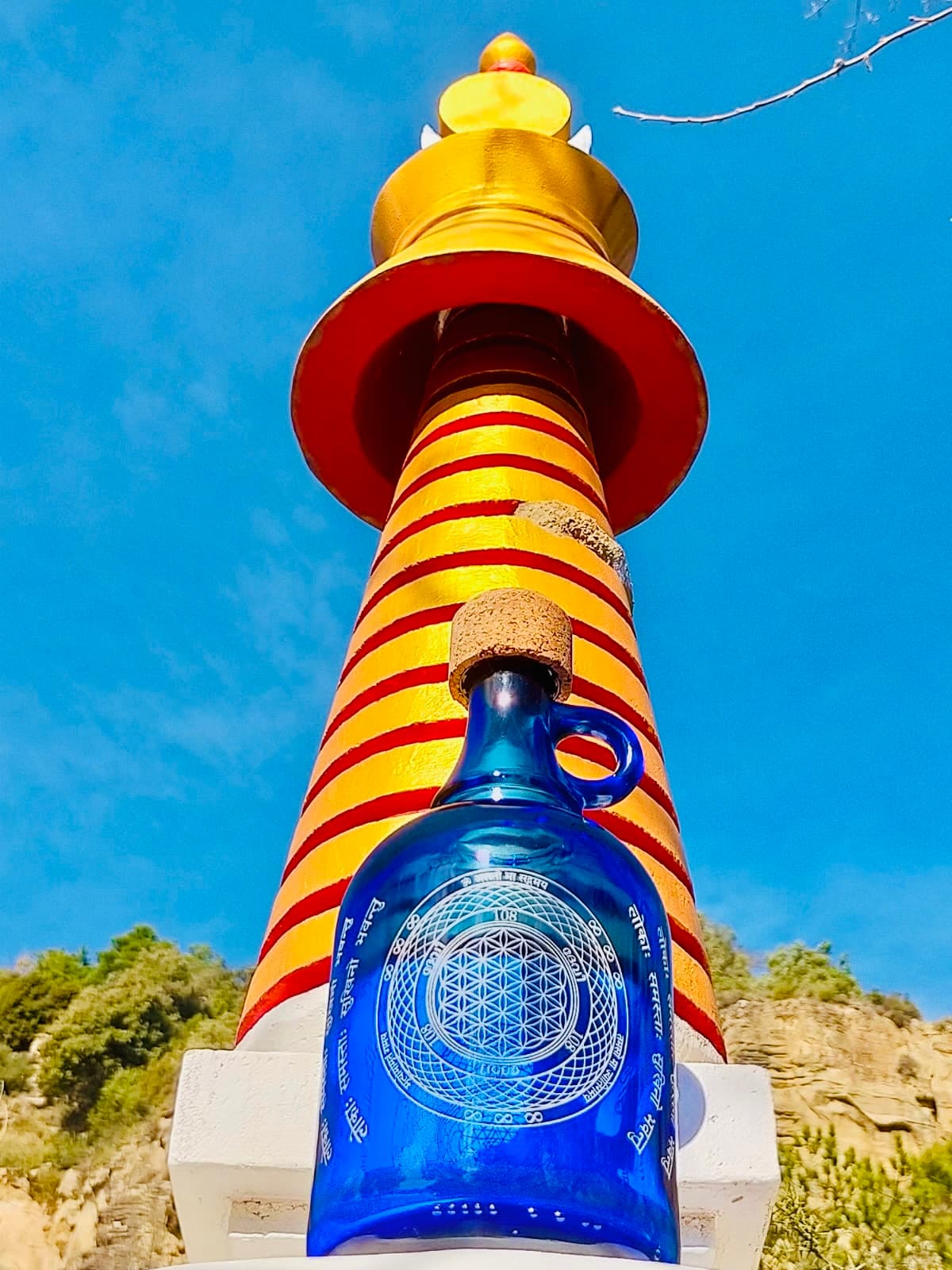 Estupa y jardín donde se solariza la botella Devi